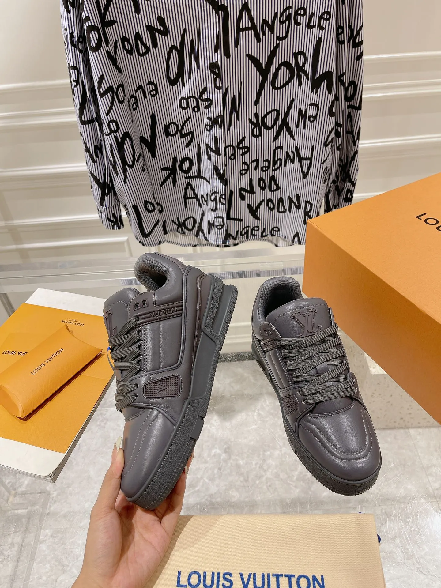 👟👟Ex-factory price 840👟👟 Top version #couple style 2024 hot LV 𝘁𝗿𝗮𝗶𝗻𝗲𝗿 series of the latest couple style sneakers, the quality has been upgraded again, the details are awesome, it just doesn’t look too good! The model was sold out immediately within ten minutes of the official website going on sale. TPU outsole, mold fee is 2w+. The texture is comparable to the original version. The feet are made of polymeter micro-material and breathable British mesh. The details are the same as the original version. Please pay attention to distinguish the currency materials on the market. Size: Female 35-39, Male 39-45M